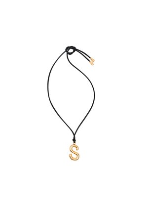 Schwarze verstellbare Kordel-Halskette mit einem glänzenden goldenen Buchstaben "S" Anhänger. Das Design ist minimalistisch mit glatter Textur und einfachen Formen.