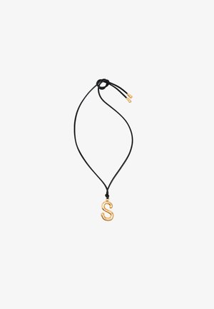 Schwarze verstellbare Kordel-Halskette mit einem glänzenden goldenen Buchstaben "S" Anhänger. Das Design ist minimalistisch mit glatter Textur und einfachen Formen.