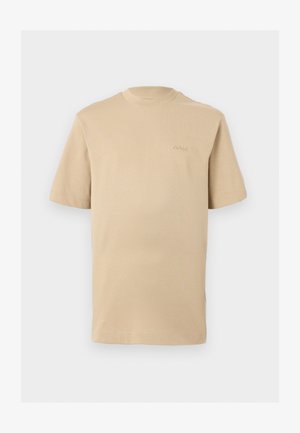 T-shirt beige à manches courtes avec col rond et petit logo brodé "BOSS" sur la poitrine gauche, présenté sur fond uni.