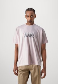 Guess Jeans TEE - Camiseta estampada - blush
