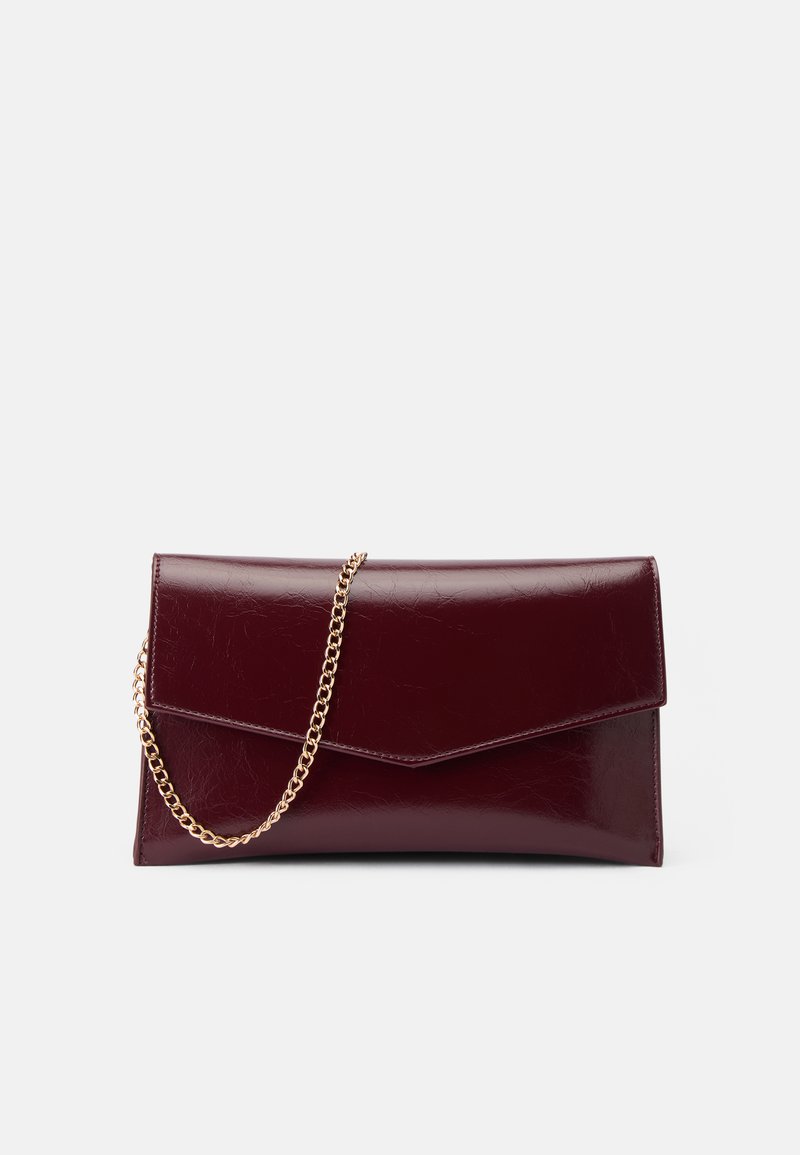 Bordo usnjeni večerček z elegantno, ravno obliko. Ima zlat trak in kotno zapiranje. Gladka tekstura z rahel sijajem.