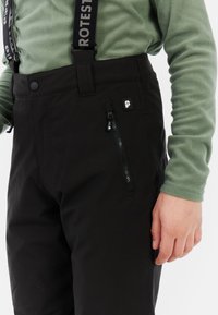 Zwarte sneeuwbroek met verstelbare schouderbanden, voorzien van een ritszak, duurzaam materiaal en een kleine logopatch op de tailleband.