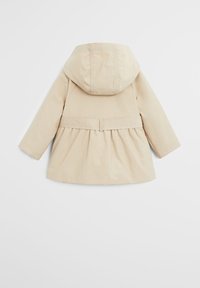 Beżowa kurtka z kapturem o rozszerzanym kroju, z wcięciem w talii i gładką fakturą. Posiada długie rękawy oraz plisę z tyłu dla dodatkowej objętości.