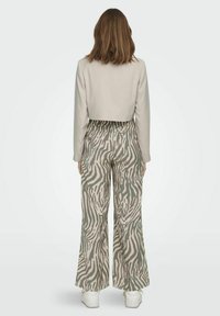 JDY PALAZZO SCHLUPF MIT LOCKER WEITEM BEINSCHNITT - Broek - grün