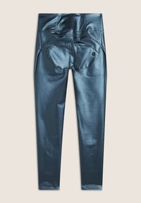 Leggings blu lucidi con un design aderente. Presentano una vita alta, tasche posteriori e una texture di tessuto liscia e elastica.