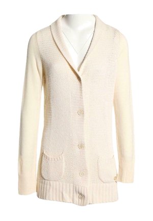Cardigan tricoté couleur crème avec manches longues, col châle, boutons à l'avant et deux poches avant sur un torse de mannequin.