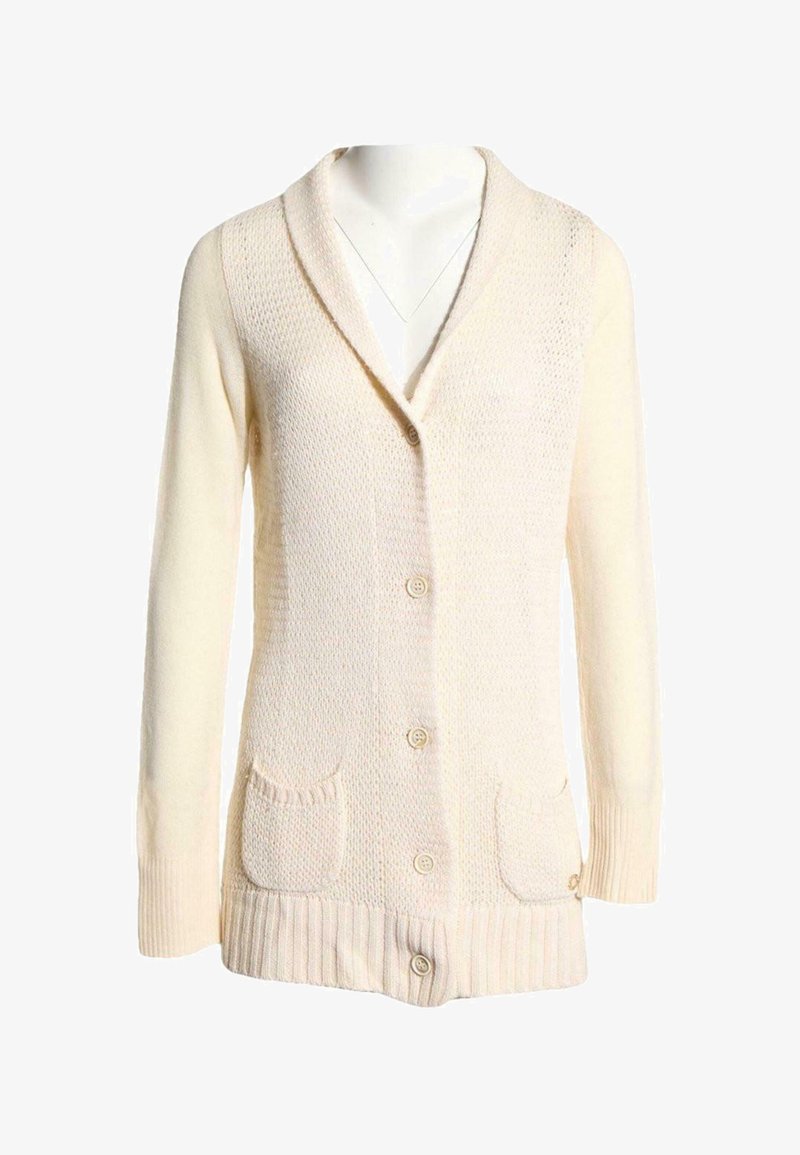Cardigan tricoté couleur crème avec manches longues, col châle, boutons à l'avant et deux poches avant sur un torse de mannequin.