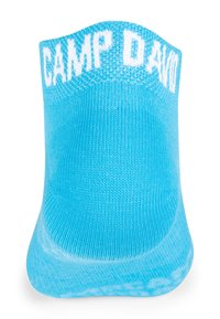 Felblauwe enkelsok met witte tekst "CAMP DAVID" gebreid rond de boord, gezien vanaf de bovenkant voorzijde.