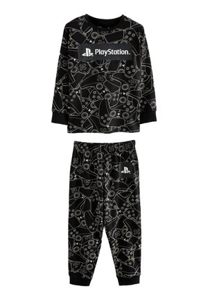 Conjunto de top de manga larga negra y pantalones con patrón de mandos blancos de PlayStation, logo de PlayStation en el pecho y en el bolsillo del pantalón, cintura elástica.