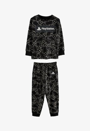 Juodos spalvos ilgomis rankovėmis viršutinė dalis ir kelnės, puoštos baltu PlayStation valdiklių raštu, PlayStation logotipas ant krūtinės ir kišenėje, elastinga juosmens dalis.