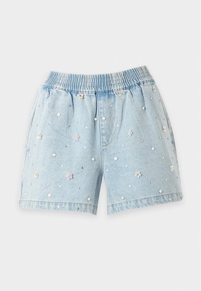 Short en jean bleu clair avec taille élastique, décoré de petits clous argentés et d'appliques florales multicolores.