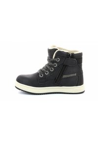 Schwarze Stiefeletten mit glatter Oberfläche, ausgestattet mit Schnürsenkeln, einem Seitenreißverschluss und einer weißen Gummisohle. Mit weichem Material am Kragen gefüttert.