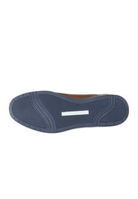 Suola della scarpa in gomma blu scuro con un motivo di grip testurizzato e una striscia di accento bianca. Forma arrotondata, progettata per l'uso quotidiano.