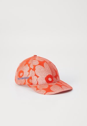 Pomarańczowa czapka baseballowa z dużym jasnoróżowym kwiatowym wzorem i niebieskim napisem „marimekko” z boku, na białym tle.
