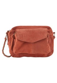 Crossbodytas van leer in roestkleur met een voorvak met klep en een ketting-detail riem, met een gestructureerd patroon.