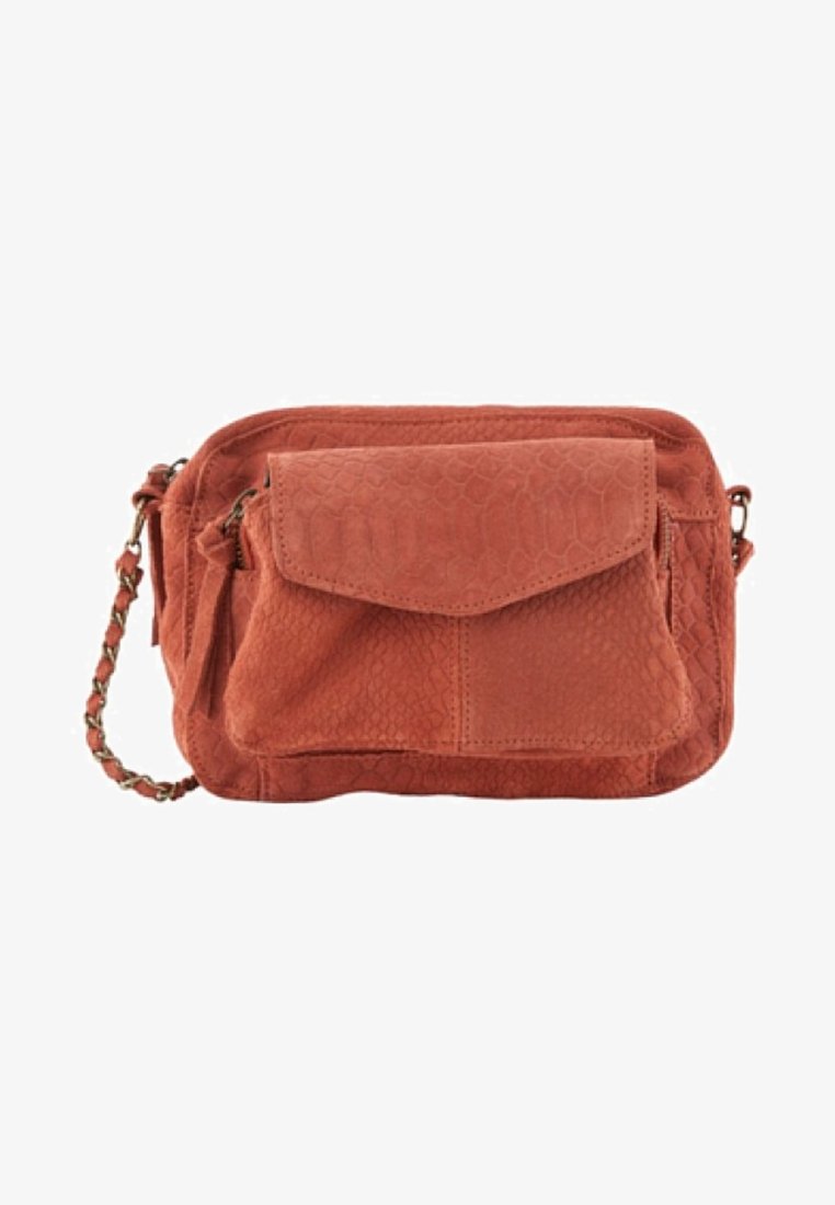 Crossbodytas van leer in roestkleur met een voorvak met klep en een ketting-detail riem, met een gestructureerd patroon.