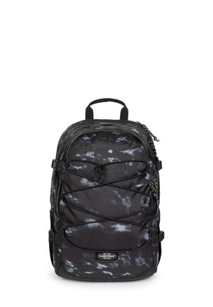 Sort og grå marmorprint rygsæk med front elastiske snore, topgreb, sidelommer og Eastpak-logo på den nederste forlomme.