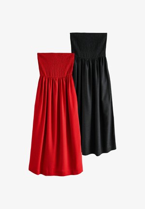 Bezramienkové maxi šaty so riasenými korzetmi a nariasenými sukňami, jedna červená a jedna čierna, zobrazené na bielom pozadí.