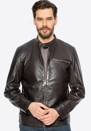 Bruine leren jas met een staande kraag, ritssluiting aan de voorkant en borstzak. Heeft een zachte textuur en een getailleerd ontwerp. Casual stijl.