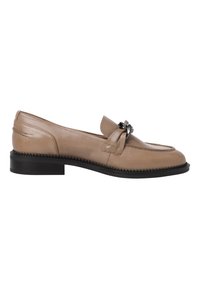 Mocassin en cuir beige avec un détail de chaîne noire sur le dessus, petit talon noir, et une couture en zigzag le long du bord de la semelle.