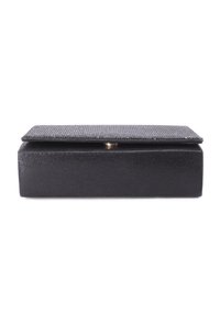 Clutch rettangolare nera con superficie texturizzata, dotata di chiusura magnetica. I bordi lisci e il design minimalista accentuano la sua eleganza.