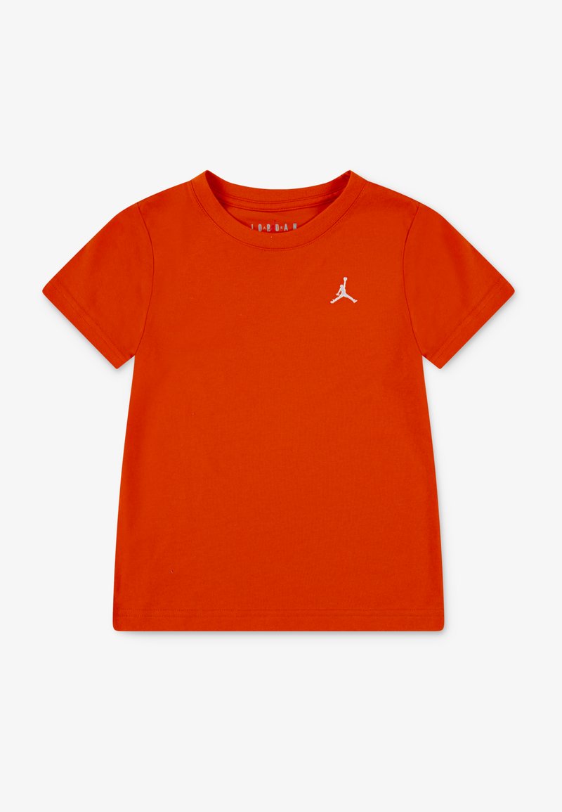 Orange bomulds-T-shirt med rund hals, korte ærmer og hvidt Jumpman-logo på venstre bryst. Glat tekstur; ingen synlige mønstre.