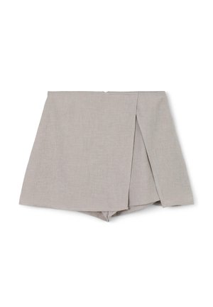 Shorts avvolgenti in lino grigio con una texture liscia, caratterizzati da un design con sovrapposizione anteriore e un pantaloncino interno nascosto. Nessun hardware o accentuazione visibile.