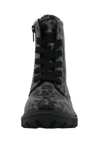 Bottine noire avec un dessus texturé en imprimé léopard, lacets à l'avant, fermeture éclair sur le côté, col rembourré et semelle en caoutchouc noire.