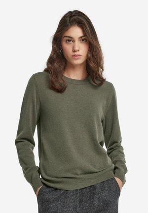 Olivenfarbener Wollpullover mit rundem Halsausschnitt und langen Ärmeln, ausgestattet mit gerippten Bündchen und Saum. Strukturierter Strickstoff ist deutlich sichtbar.