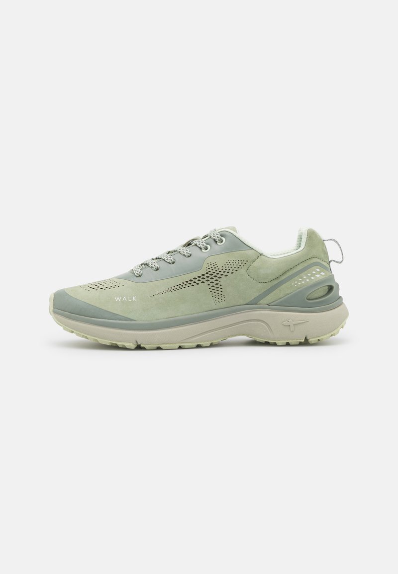 Zielone buty sportowe, które łączą gładkie i teksturowane materiały, mają perforowane akcenty oraz wyściełaną podeszwę z wyraźnym designem obcasa.