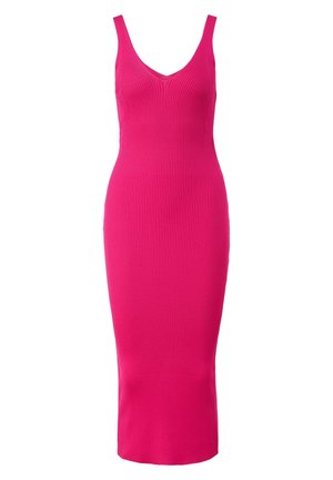 Un mannequin porte une robe midi côtelée rose vif à encolure en V, assortie de sandales roses à talon carré, sur un fond clair uni.