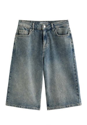 Shorts en denim bleu moyen avec bouton à l'avant, passants pour ceinture et design à cinq poches.