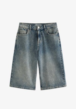 Shorts en denim bleu moyen avec bouton à l'avant, passants pour ceinture et design à cinq poches.