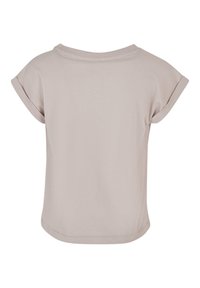 Kortermet topp i lys beige stoff med en myk tekstur, rund halslinning og oppbrettede ermer, med en rett nederkant.
