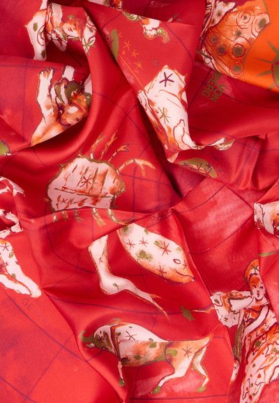 Sarkana zīda šalle ar rotaļīgām zodiaka zīmju un figūru ilustrācijām, spilgtas krāsu akcenti un gluda tekstūra.