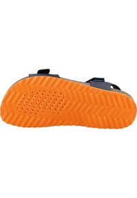 Suela de sandalia con una parte inferior de goma naranja texturizada y un patrón de espiga. Cuenta con correas azules y una plantilla de corcho para mayor comodidad.