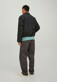 Jack & Jones UNISEX JCOOUNCE COACH  - Giacca da mezza stagione - black