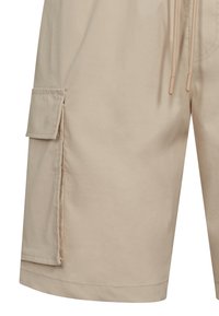 Beige cargo shortsit, joissa on sivutasku, valmistettu kevyestä kankaasta. Varustettu kiristettävällä vyöllä ja ommelluilla saumoilla, tarjoten rentoa muotoilua.