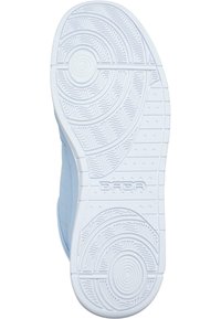 Fehér gumis sneaker talp, textúrált tapadó mintázattal és kör alakú díszítésekkel. Az oldalon a "DADA" feliratos márkázás található.