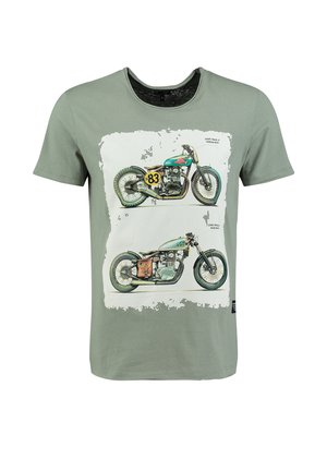 Groene katoenen T-shirt met bedrukte motordesigns. Het bovenste ontwerp heeft het nummer 83; het onderste ontwerp toont een motorfiets met een tas.