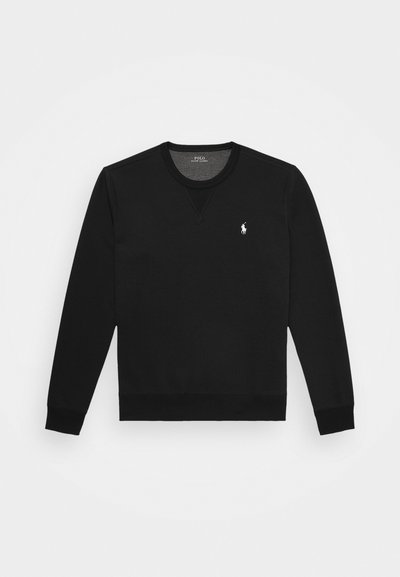 Sort sweatshirt lavet af blødt bomuld, med rund halsudskæring, lange ærmer og et lille hvidt logo på venstre bryst. Glat tekstur.