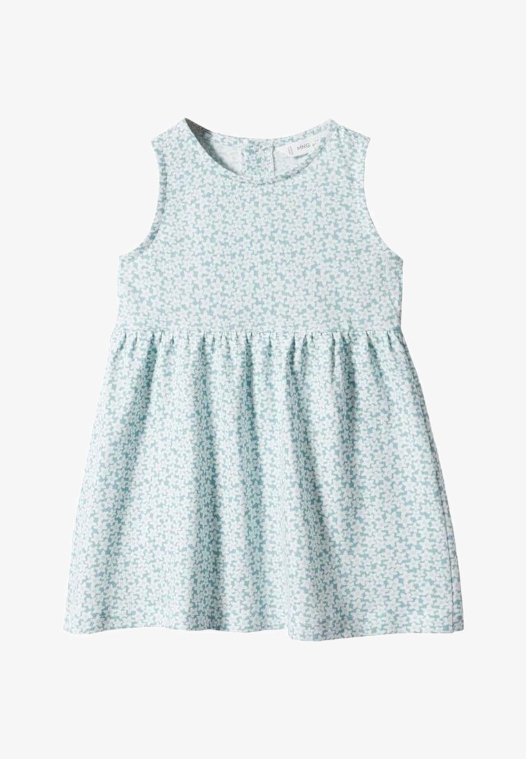 Robe pour tout-petit en tissu bleu clair avec un motif floral, design sans manches, encolure ronde et jupe froncée. Présente une fermeture à boutons dans le dos.