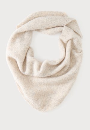 Écharpe triangulaire en laine beige douce, disposée à plat avec des plis délicats sur un fond blanc.