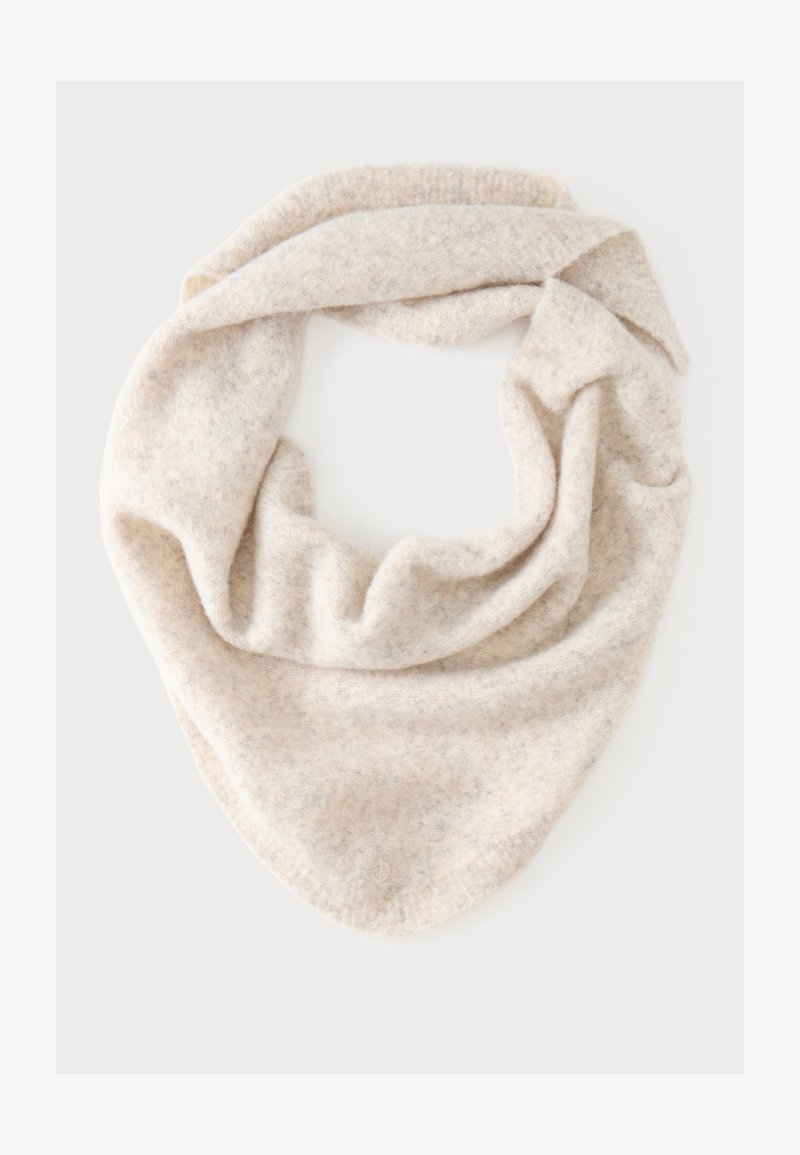 Écharpe triangulaire en laine beige douce, disposée à plat avec des plis délicats sur un fond blanc.