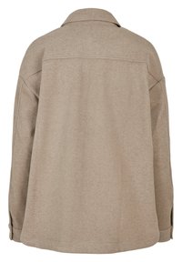 Beige oversize kožená košile-jaketa z vlněné směsi s límcem, dlouhými rukávy a dvěma knoflíky na manžetách, s hladkou texturou bez vzorů.