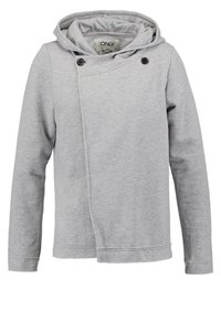 Sweatshirt gris avec capuche, fermeture avant asymétrique, deux boutons noirs et manches longues. Texture douce et design décontracté.
