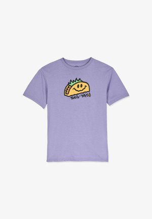 Lilla bomulds T-shirt med et smilende taco-grafik med grønne accenter og teksten "Tres-Yay!" i sort, rund halsudskæring, kortærmet.