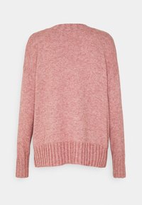 Różowy sweter dzianinowy o miękkiej fakturze, z prążkowanym wykończeniem na dole i przy mankietach, luźnym kroju i zaokrąglonym dekoltem, widoczny od tyłu.