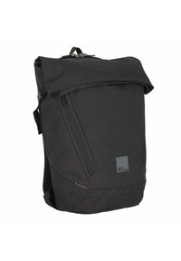 Zwarte rugzak gemaakt van duurzaam materiaal, met een roll-top sluiting, zijvakken, ergonomische banden en een logopatch. Eenvoudig ontwerp.