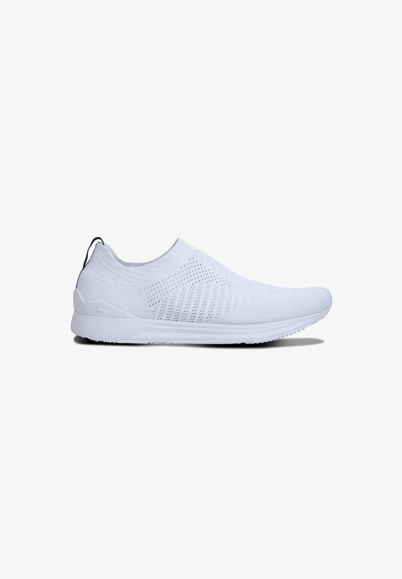 Baskets de sport blanches sans lacets avec un upper en maille tricotée, surface texturée et accents noirs. Elles disposent d'une semelle flexible et n'ont pas de lacets visibles.